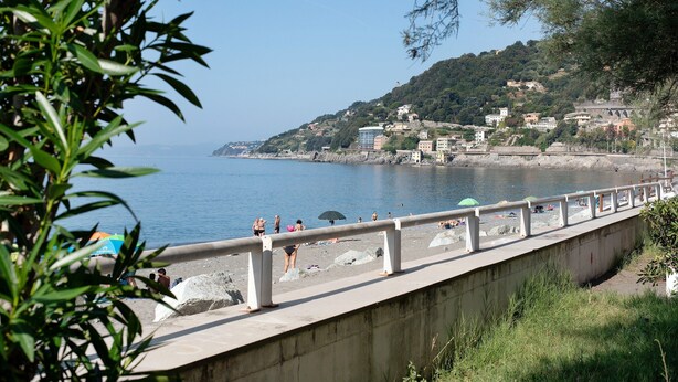 A coastal view with a concrete walkway, beach, and buildings on a hillside. - Apartment 'Cà Teodoi' with Sea View, Wi-Fi and Air Conditioning (Genova)