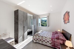 2 bedrooms, iron/ironing board, free WiFi, bed sheets - Apartment 'Cà Teodoi' with Sea View, Wi-Fi and Air Conditioning (Genova)
