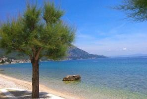 Una spiaggia nelle vicinanze