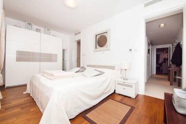 3 bedrooms, iron/ironing board, travel crib, free WiFi