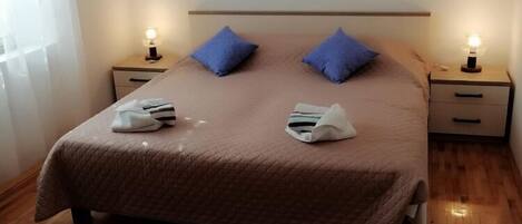 2 bedrooms, iron/ironing board, WiFi