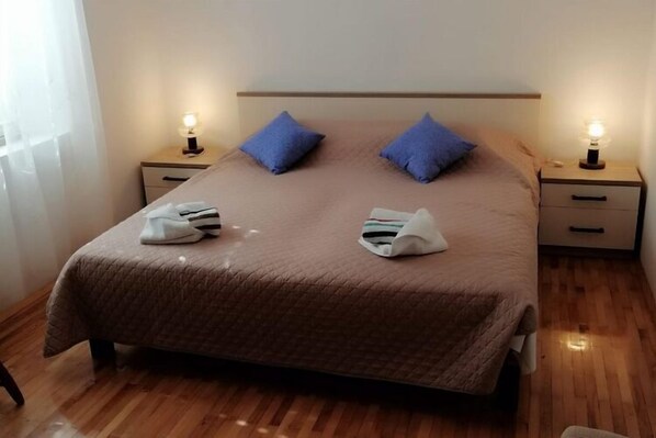 2 bedrooms, iron/ironing board, WiFi