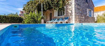 Green Garden House - Four Bedroom House with Private Pool