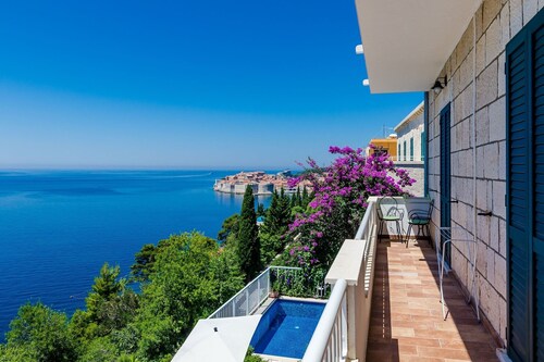 Villa Adrian - Six Bedroom Villa with Swimming pool and Sea View