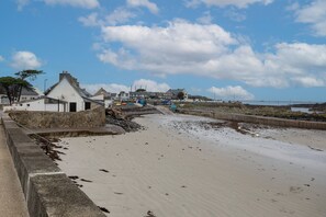 Una spiaggia nelle vicinanze