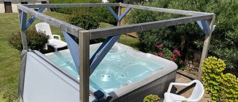 Bain à remous extérieur