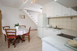 Fridge, oven, stovetop, coffee/tea maker