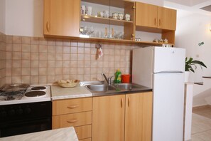 Fridge, oven, stovetop, coffee/tea maker