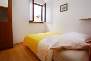 2 bedrooms, iron/ironing board, free WiFi