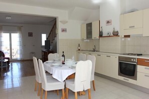 Frigorífico, horno, placa de cocina y lavavajillas