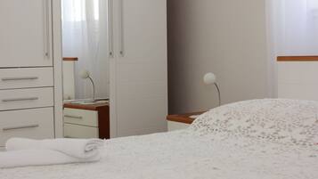 2 bedrooms, iron/ironing board, travel cot, free WiFi