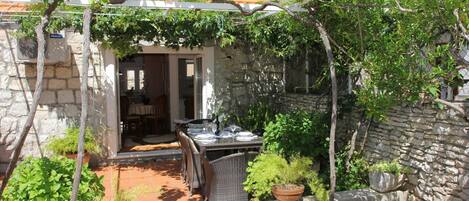 屋外ダイニングエリア