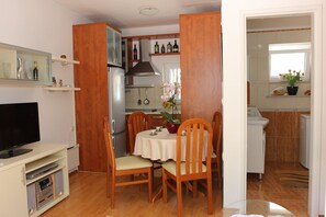 Kylskåp, mikrovågsugn, ugn och spishäll