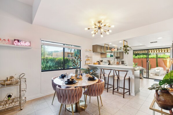 Microwave, oven, stovetop, dishwasher - Mid-century luxury living at a fraction of the cost (Palm Springs)