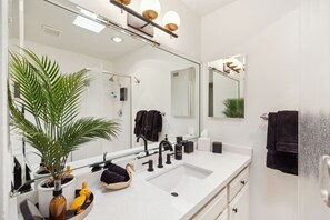 Shower, hair dryer, bidet, towels - Mid-century luxury living at a fraction of the cost (Palm Springs)
