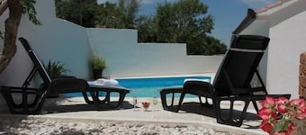 Holiday House Pine Tree - Three Bedroom Holiday Home with Pool