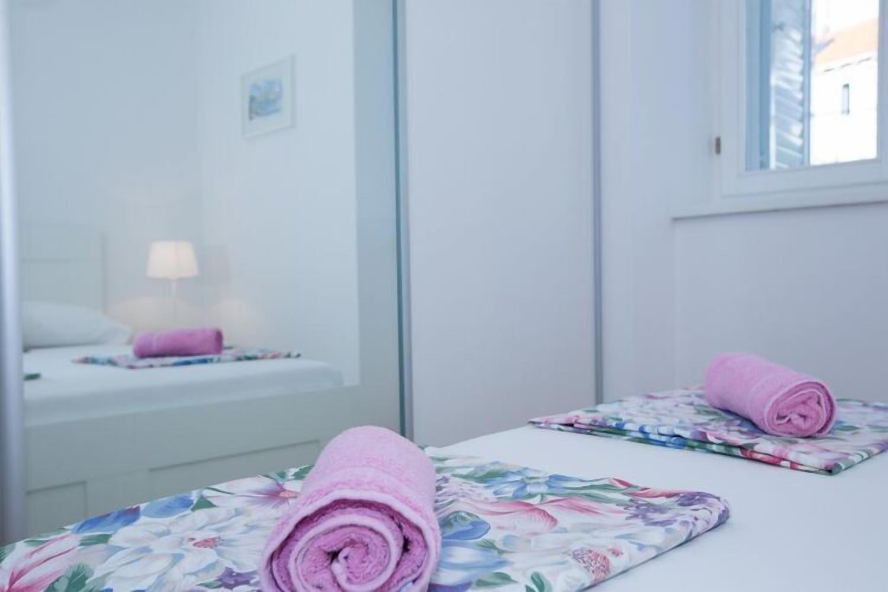 2 habitaciones, tabla de planchar con plancha y cuna de viaje 