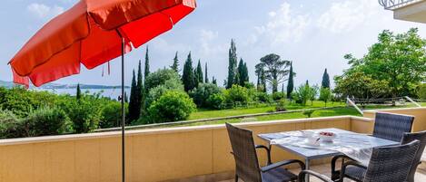 تناول الطعام بالخارج