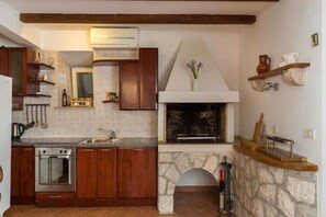 Fridge, oven, stovetop, dishwasher