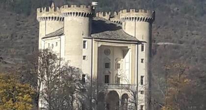 Ferienwohnung 'Mansarda Le Chateau' mit Bergblick, Gemeinschaftsgarten und Wi-Fi