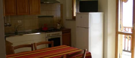 Frigorifero, microonde, forno, piano cottura