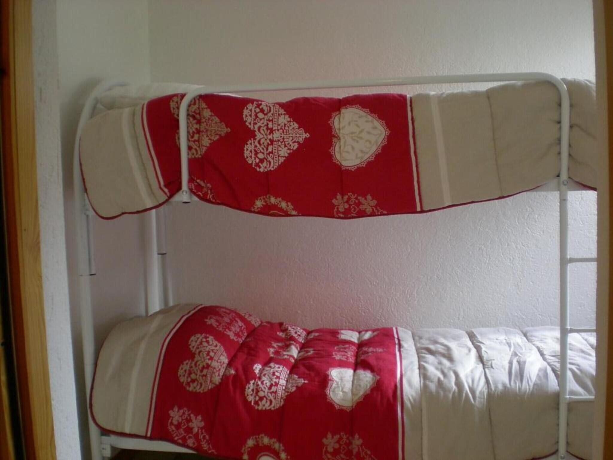 1 habitación, tabla de planchar con plancha y ropa de cama 