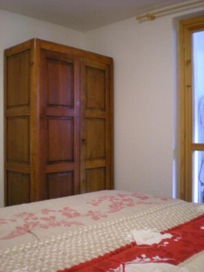 1 habitación, tabla de planchar con plancha y ropa de cama 
