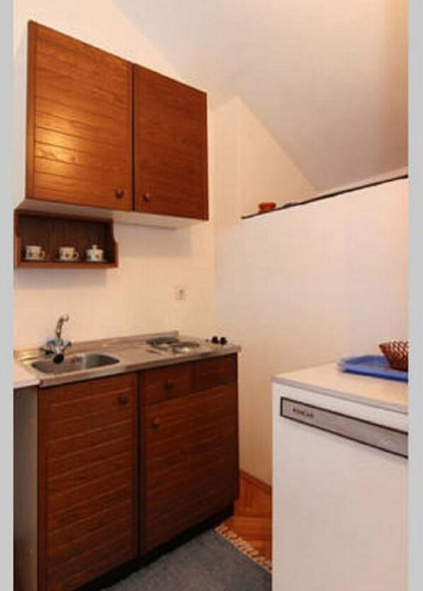 Fridge, stovetop