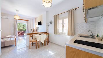 Kühlschrank, Herdplatte, Wasserkocher mit Kaffee-/Teezubehör