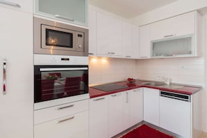 Réfrigérateur, four à micro-ondes, un four, surface de cuisson