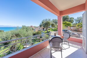 Outdoor dining - Studio Apartment 'GRAND  4' with Sea View, Wi-Fi and Air Conditioning (Corfu)