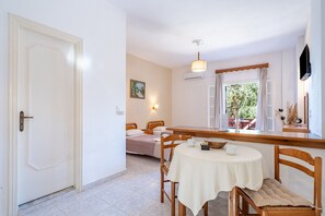 1 chambre, fer et planche à repasser, Wi-Fi gratuit, draps fournis