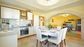 Coffee/tea maker, fridge, microwave, oven