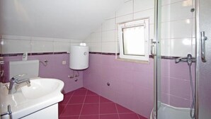 A bathroom with a sink, toilet, and shower. - Apartments Villa Rose - Economy Studio with Sea View and shared  Terrace (A3 crveni) (Sumartin)