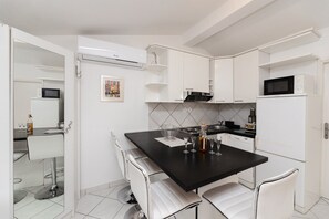 Fridge, microwave, oven, stovetop - Apartments Roda - Comfort One Bedroom Apartment with Terrace (Kate) - (ST) (Supetar)