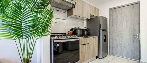 Geladeira, micro-ondas, cafeteira/chaleira, torradeira