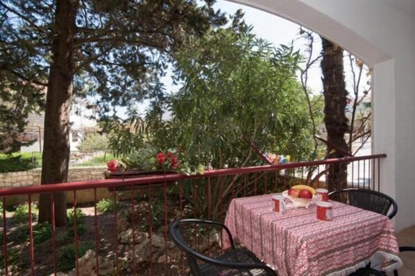 Outdoor dining - Apartments Boguvila - Two-Bedroom Basic Apartment with Terrace (A1) - (ST) (Supetar)
