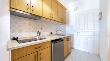 Kühlschrank, Herdplatte, Wasserkocher mit Kaffee-/Teezubehör