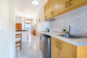 Fridge, stovetop, coffee/tea maker, electric kettle