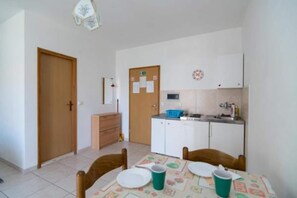 Frigorifero, piano cottura, tavolo da pranzo