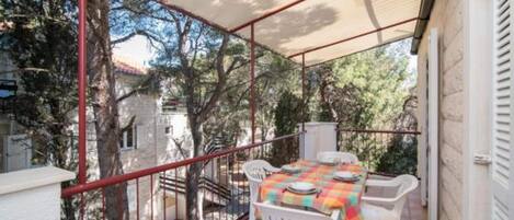 تناول الطعام بالخارج