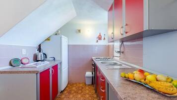 Fridge, microwave, oven, stovetop