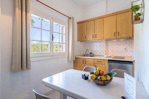 Refrigerador, placa de cocina, cafetera/tetera, tetera/pava eléctrica
