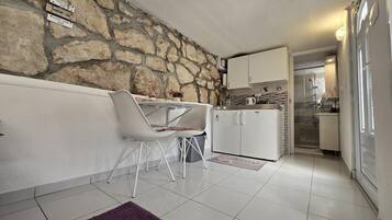 Fridge, stovetop, dishwasher, coffee/tea maker