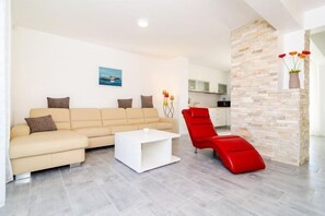 Smart TV - Apartment Lula - Superior Two-Bedroom Apartment with Balcony and Sea View (Orasac)