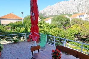 Relax on the terrace with a table, chairs, and beautiful views of the surrounding mountains.