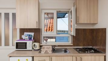 Réfrigérateur, micro-ondes, plaque de cuisson, grille-pain