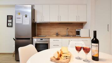 Kühlschrank, Mikrowelle, Ofen, Herdplatte