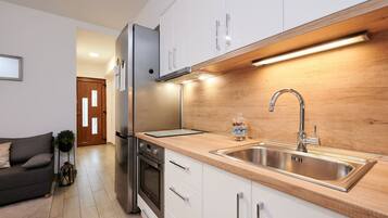 Kühlschrank, Mikrowelle, Ofen, Herdplatte