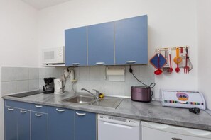 Frigorifero, microonde, forno, piano cottura